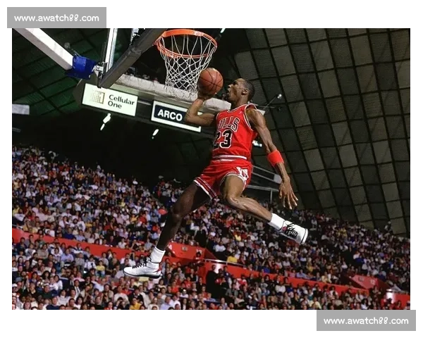 飞跃篮筐极限挑战扣篮表演赛展现顶级技艺与惊艳创意 飞跃篮筐极限挑战扣篮表演赛展现顶级技艺与惊艳创意